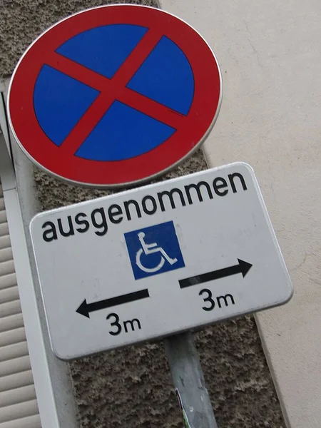 Gehandicapten Gehandicapten Parkeerplaatsen Verkeersbord Met Rolstoelpictogram — Stockfoto