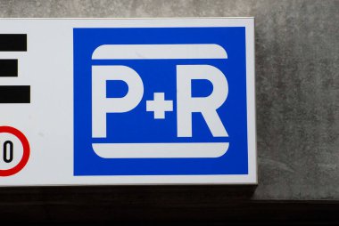 Park ve Ride (P + R) trafik işareti