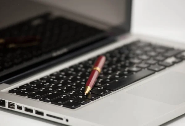 Een Laptop Notebook Mobiel Computerapparaat Met Scherm Oplaadbare Batterij — Stockfoto