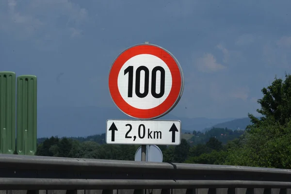 100 Километров Час Ограничение Скорости Дорожного Знака Дороге — стоковое фото