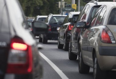 Şehirdeki trafik sıkışıklığı ve bekleyiş.
