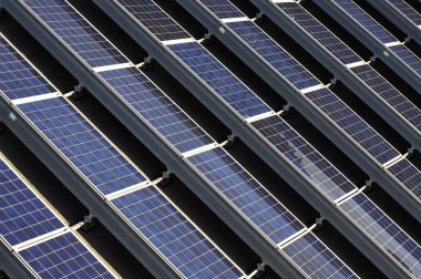 Sürdürülebilir enerji ve enerji üretmek için güneş enerjisi koleksiyonu alanı ve fotovoltaikleri