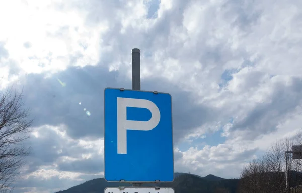 Cartello Stradale Blu Parcheggio Con Una Lettera Bianca — Foto Stock