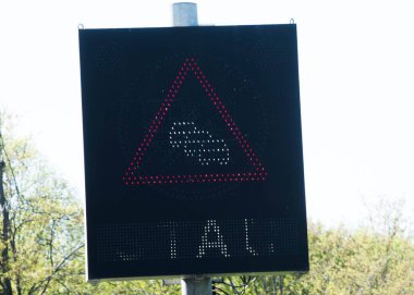 Trafik sıkışıklığı uyarısı sokak ortasında duruyor.