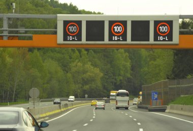 Yol üzerindeki hız limitlerini aşma kontrolü ve ince toz azaltımı