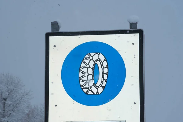 Kışın Dağlarda Kar Zinciri Zorunluluğu Trafik Tabelası — Stok fotoğraf