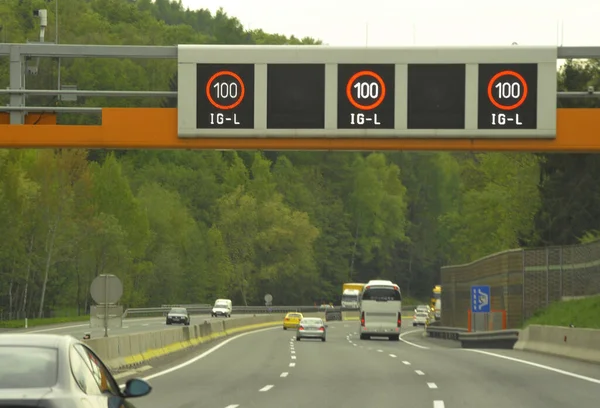 Controlo Emissões Redução Poeiras Finas Através Limites Velocidade Estrada — Fotografia de Stock