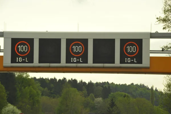Controlo Emissões Redução Poeiras Finas Através Limites Velocidade Estrada — Fotografia de Stock