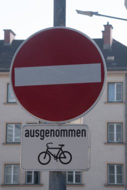 Giriş uyarısı yok, beyaz çubuklu kırmızı daire.