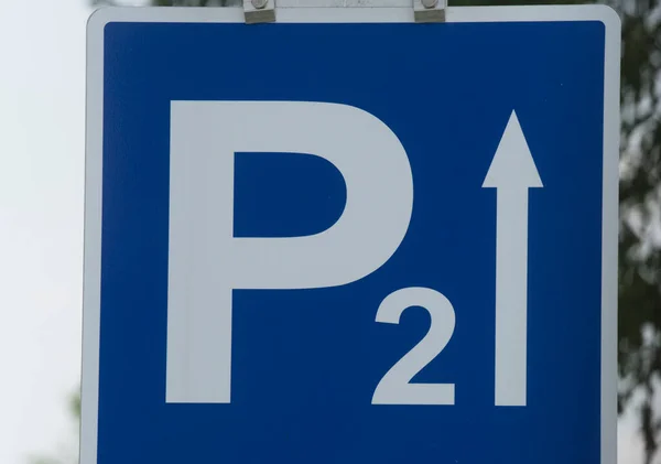 Sinal Azul Estrada Estacionamento Com Uma Letra Branca — Fotografia de Stock