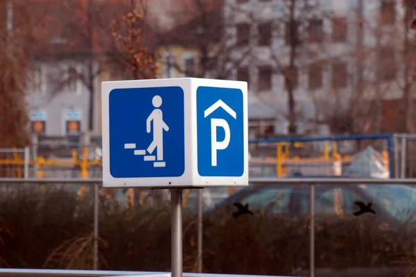 Skylt Och Symbol För Ett Parkeringshus Staden — Stockfoto