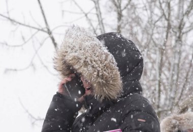 Karlı bir kış gününde düşük sıcaklıklarda akıllı telefon kullanımı