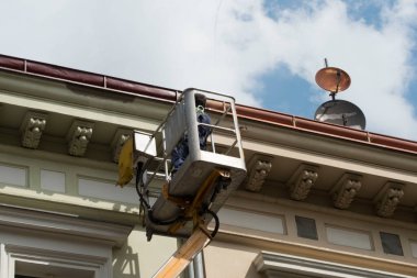 İş yerindeki yükseklik güvenliği kaza riskini en aza indiriyor.