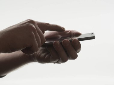 Akıllı telefon, dokunmatik ekranlı ve şarj edilebilir pilli mobil iletişim aygıtı