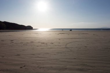 Akşam ufuk güneşinde gün batımında, günün sonunda