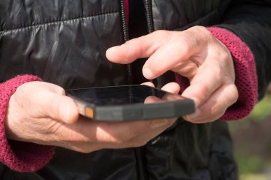 Elinde akıllı telefon tutan bir kadın, mobil iletişim cihazı.