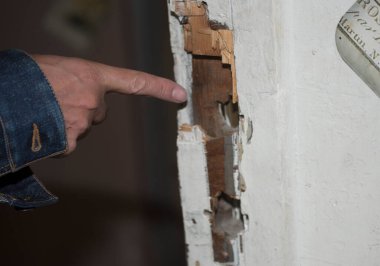 Bir daireye zorla girme, hırsızlık ve hırsızlık.