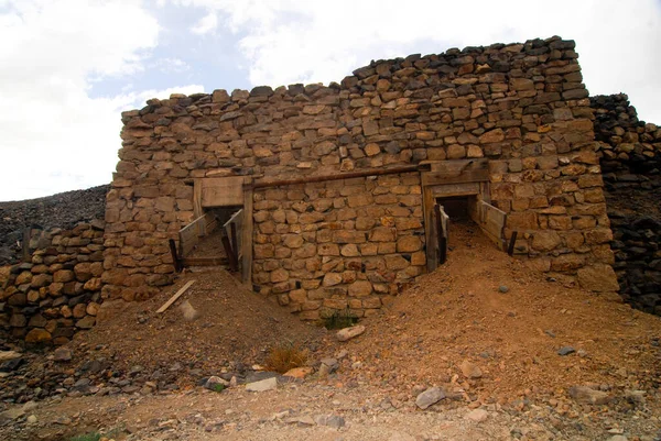 採掘地域の鉱山への古いアクセスは — ストック写真