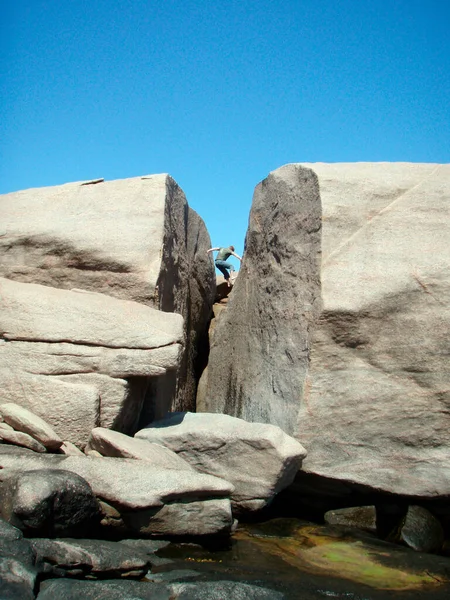 Boulderen Klimmen Een Kleine Rotswand Zonder Touw — Stockfoto