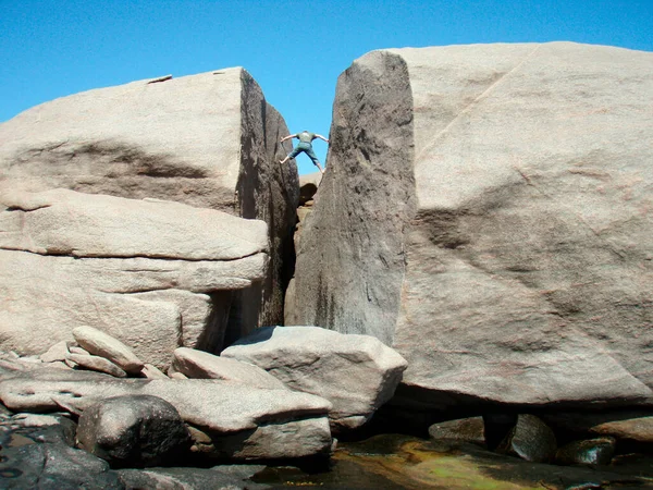 Boulderen Klimmen Een Kleine Rotswand Zonder Touw — Stockfoto