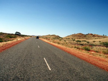 Avustralya çölünde bir sokak, taşrada trafik var.