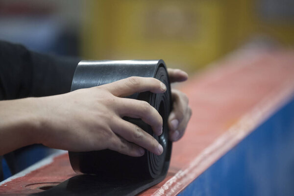 caoutchouc - гибкий каучуковый материал, используемый в промышленном производстве