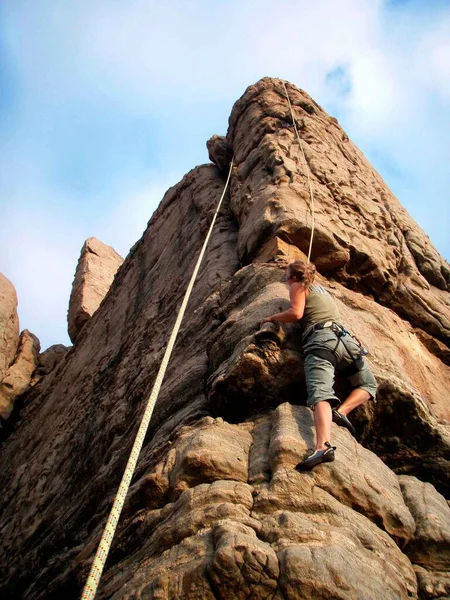 Vrouw Met Veiligheid Touw Doet Sport Klimmen Een Berg Muur — Stockfoto