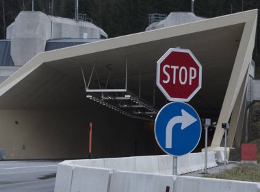 Yoldaki bir araba tüneli, dağın içinden geçen bir geçit. 