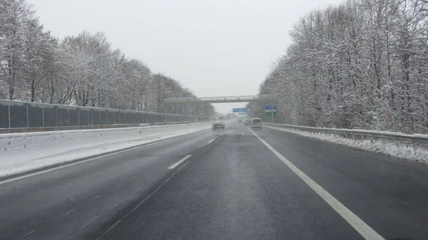 겨울에는 고속도로 속도로를 운전하고 — 스톡 사진