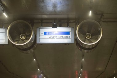 Bir tünelde güvenlik için güdüm sistemi ve yol işaretleme