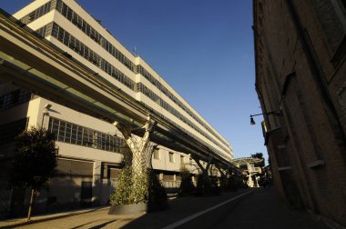 Trafik ve taşımacılık için doğal engelleri aşan bir yapı olarak beton kiriş köprüsü