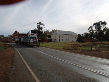 Avustralya çölünde bir sokak, taşrada trafik var.