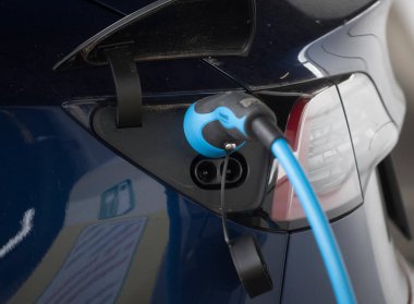 Elektrikli benzin istasyonunda elektrikli bir arabanın şarjı.