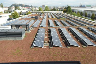 Sürdürülebilir enerji ve enerji üretmek için güneş enerjisi koleksiyonu alanı ve fotovoltaikleri
