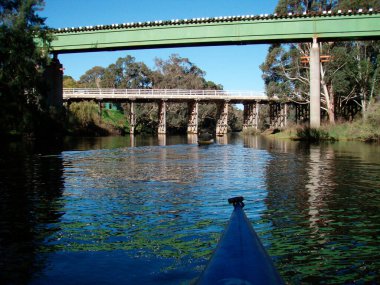 Trafik ve taşımacılık için doğal engelleri aşan ahşap bir köprü.