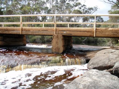 Trafik ve taşımacılık için doğal engelleri aşan ahşap bir köprü.