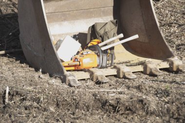 İnşaat alanında inşaat mühendisliği yapan bir kazıcı ile toprak çalışmaları