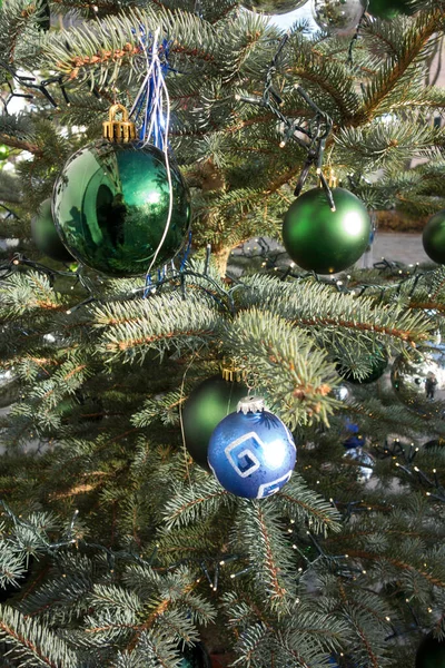 Boules Sur Arbre Noël Décorations Colorées Dans Temps Noël — Photo