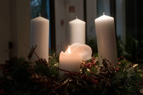 Adventskrans Met Een Aangestoken Kaars Eerste Komst — Stockfoto