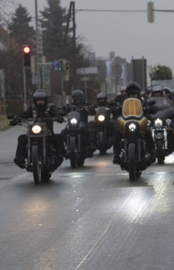Bir grup motosiklet sürücüsü, yolda giden motorcular.