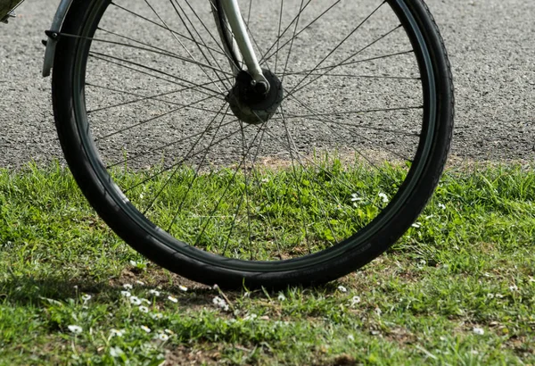 Condução Transporte Uma Bicicleta Tráfego Transporte Ambientalmente Amigável — Fotografia de Stock