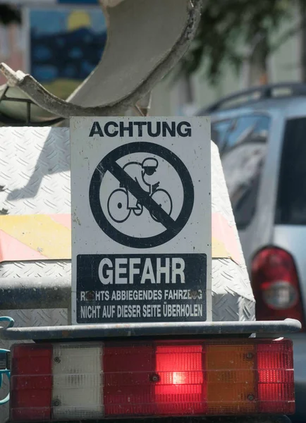 骑单车时的安全 道路交通中的单车人士警告标志 — 图库照片