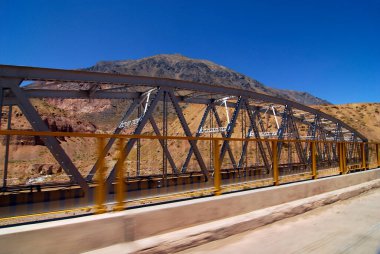 Demirden köprü trafik ve ulaşım amaçları için kiriş yapımında