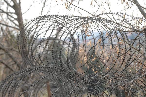 колючая проволока как барьер в тюрьме, мера, чтобы предотвратить вспышки