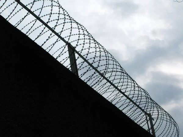 铁丝网作为监狱中的屏障 防止疾病爆发的措施 — 图库照片