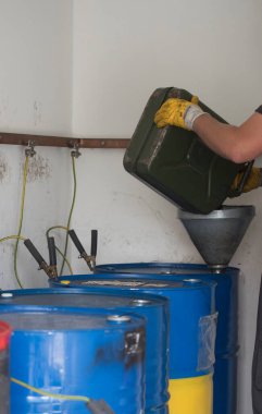 Bir konteynırda yakıt taşımak için bir benzin bidonu.