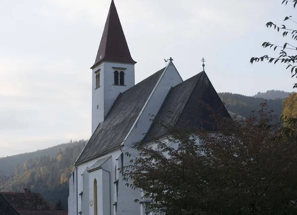 キリスト教における教会の尖塔キリスト教における神聖な建物 — ストック写真