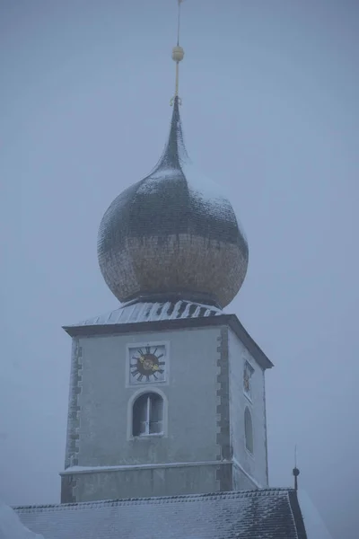 Wieża Kościoła Chrześcijaństwie Budynek Sakralny Religii Chrześcijańskiej — Zdjęcie stockowe