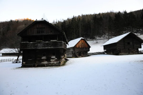 冬には山の農場や農家山の中の田舎に住み — ストック写真