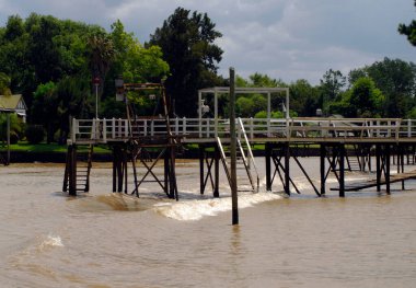 Küçük bir liman ya da limanda bir iskele. nakliye ve su trafiği